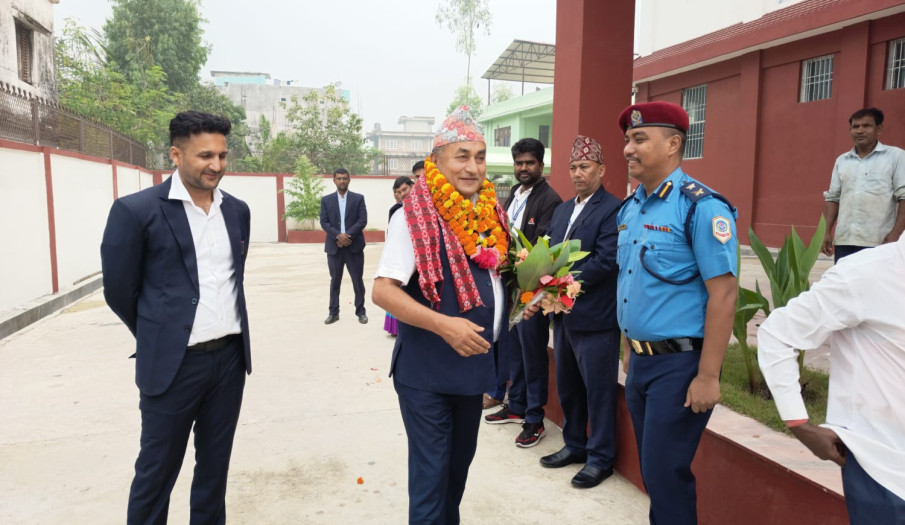 यस जिल्लामा हाजिर हुनु भएका प्रमुख जिल्ला अधिकारी श्री रामु राज कडरीयाज्यूलाई सफल कार्यकालको शुभकामना सहित स्वागत गरियो ।