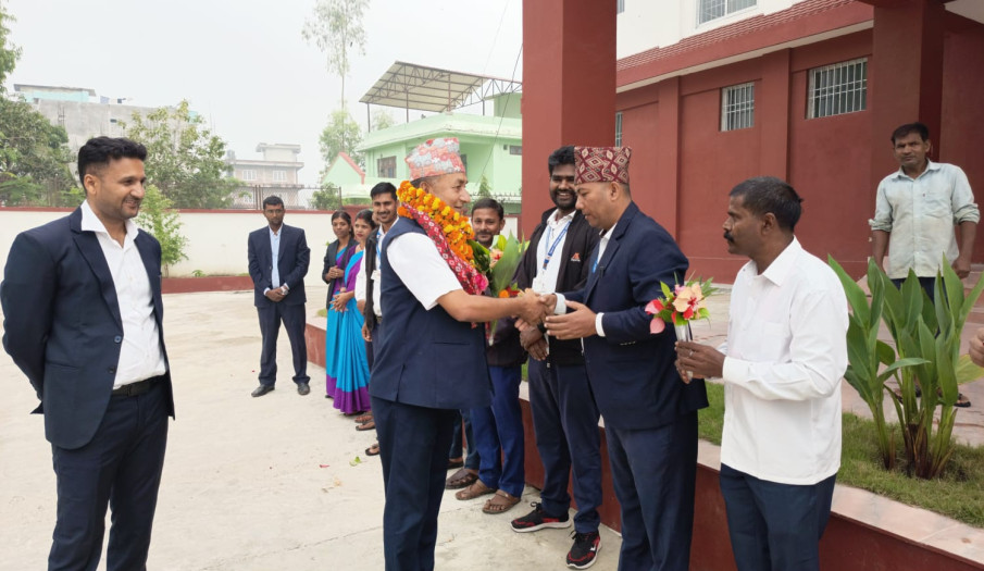 यस जिल्लामा हाजिर हुनु भएका प्रमुख जिल्ला अधिकारी श्री रामु राज कडरीयाज्यूलाई सफल कार्यकालको शुभकामना सहित स्वागत गरियो ।