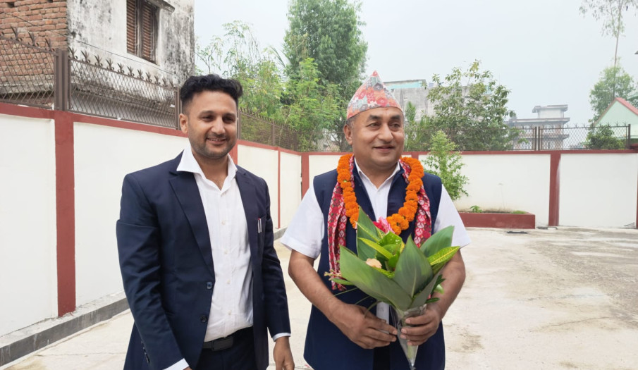 यस जिल्लामा हाजिर हुनु भएका प्रमुख जिल्ला अधिकारी श्री रामु राज कडरीयाज्यूलाई सफल कार्यकालको शुभकामना सहित स्वागत गरियो ।