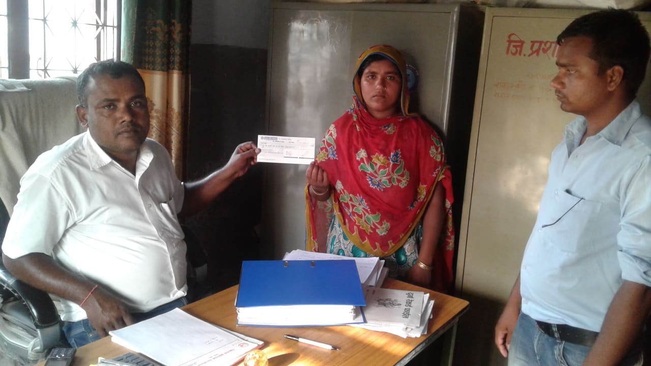 मृतका परिवारलार्इ नगद वितरण